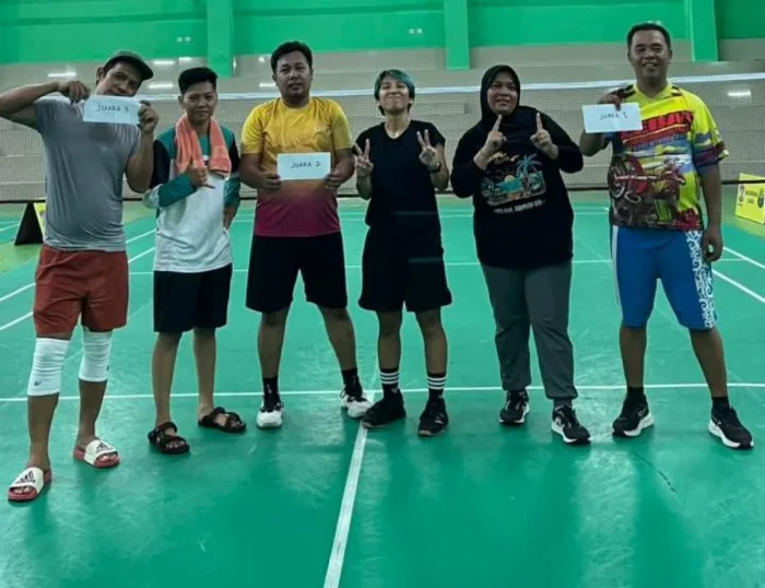 Para pemenang turnamen badminton persahabatan, yang digelar di Lapangan Tennis Indoor Balikpapan, pada Kamis (14/5/2026). Foto: BorneoFlash/Ist
