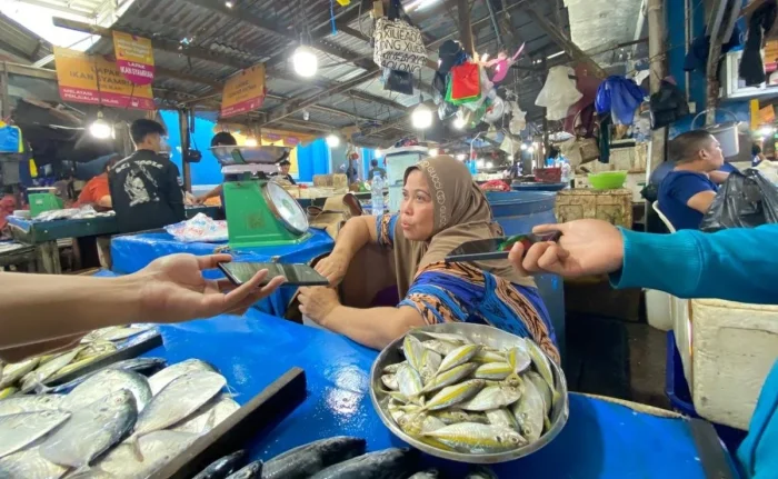 Harga Ikan di Pasar Segiri Cenderung Normal, Pedagang Keluhkan Biaya Plastik yang Melonjak