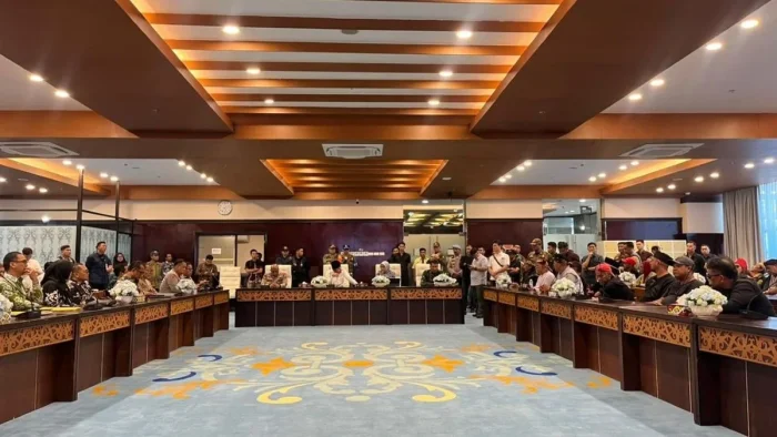Pemprov Kaltim saat menemui massa aksi yang tergabung dalam APMK, Pertemuan yang berlangsung di Ruang Ruhui Rahayu, Kantor Gubernur Kaltim, Samarinda, pada Kamis (21/5/2026). Foto: BorneoFlash/Nur Ainunnisa