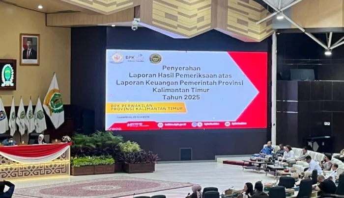 Penyerahan Laporan Hasil Pemeriksaan BPK RI atas laporan keuangan Pemerintah Provinsi Kalimantan Timur tahun anggaran 2025 dalam rapat paripurna DPRD Kaltim di Samarinda, pada Senin (25/5/2026). Foto: BorneoFlash/Nur Ainunnisa