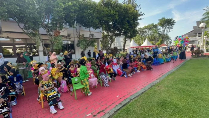 Peringatan Hari Pendidikan Nasional 2026 di Kota Balikpapan, di Halaman Balai Kota Balikpapan, pada Sabtu (2/5/2026). Foto: BorneoFlash/Niken Sulastri