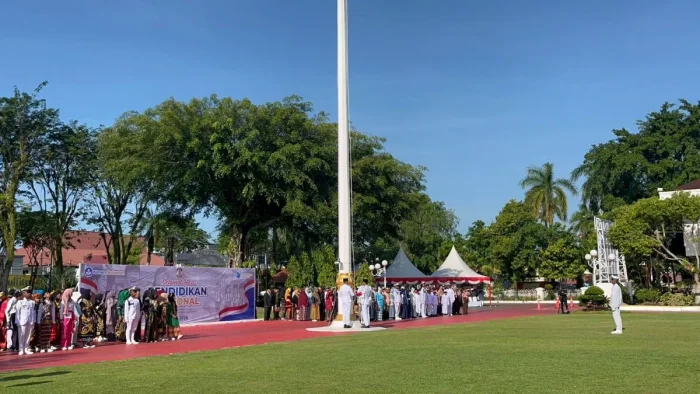 Upacara Peringatan Hari Pendidikan Nasional 2026 di Kota Balikpapan, di Halaman Balai Kota Balikpapan, pada Sabtu (2/5/2026). Foto: BorneoFlash/Niken Sulastri