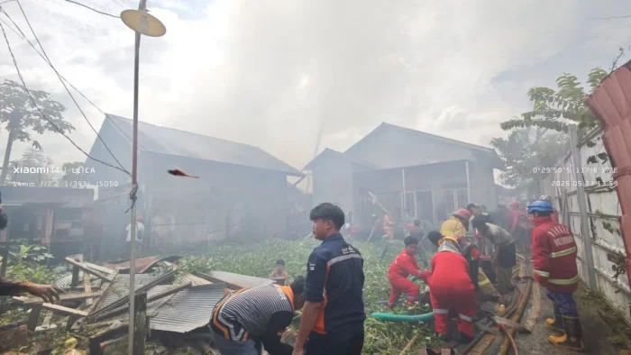Kebakaran di Sungai Kunjang: Enam Bangunan Terbakar, Diduga Akibat Ledakan Tabung Gas