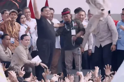 Prabowo Lempar Baju Safari ke Buruh Saat May Day 2026 di Monas