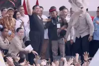 Prabowo Lempar Baju Safari ke Buruh Saat May Day 2026 di Monas
