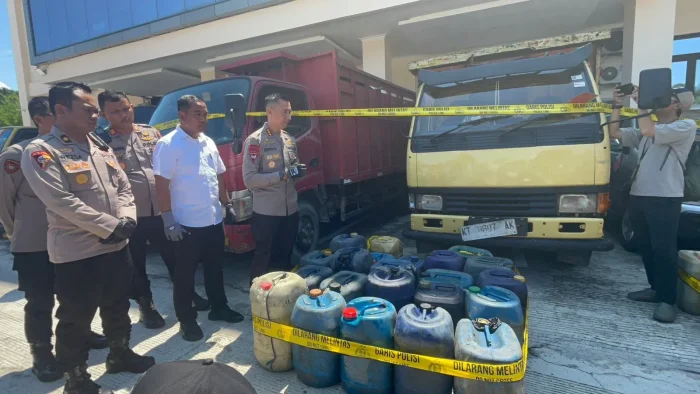 Polresta Balikpapan Berhasil mengungkap tiga kasus penimbunan dan penjualan ilegal solar subsidi serta Pertalite. Foto: BorneoFlash/Niken Sulastri