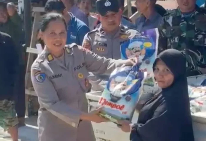 Polwan dan Bhayangkari Polda Kaltim Berbagi 140 Paket Beras