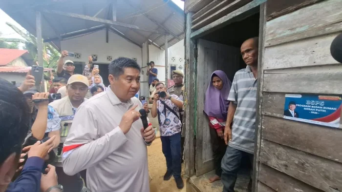Menteri PKP RI, Maruarar Sirait Saat meninjau langsung penerima Program BSPS, di RT 30, Kelurahan Teritip, Kecamatan Balikpapan Timur, pada Selasa (5/5/2026). Foto: BorneoFlash/Niken Sulastri