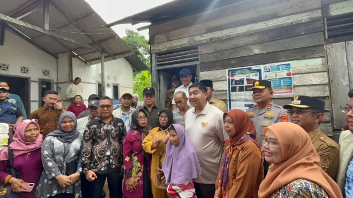 Menteri PKP RI, Maruarar Sirait Saat meninjau langsung penerima Program BSPS, di RT 30, Kelurahan Teritip, Kecamatan Balikpapan Timur, pada Selasa (5/5/2026). Foto: BorneoFlash/Niken Sulastri
