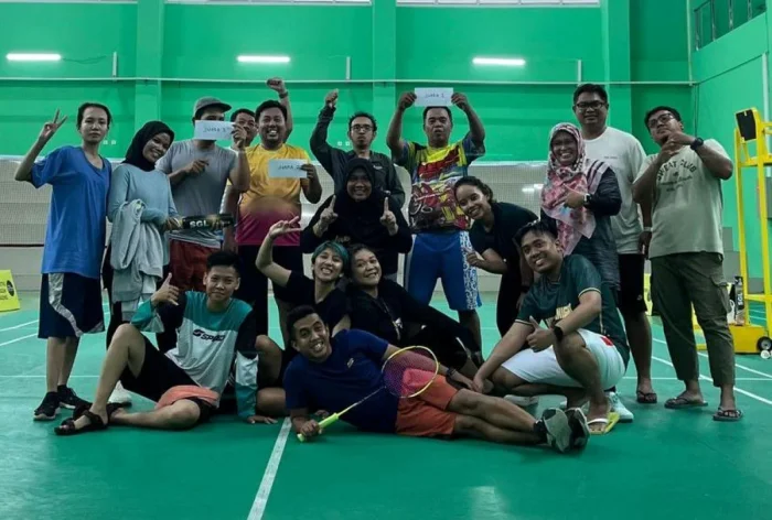 Puluhan jurnalis dari berbagai platform media di Balikpapan, mengikuti turnamen badminton persahabatan, yang digelar di Lapangan Tennis Indoor Balikpapan, pada Kamis (14/5/2026). Foto: BorneoFlash/Ist