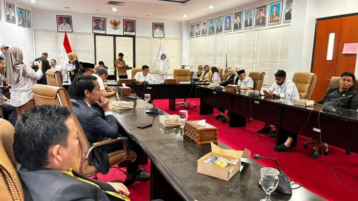 Rapat Paripurna ke-5 Masa Persidangan III, penetapan pemberhentian pimpinan DPRD atas nama almarhum Haji Maming, pada Rabu (13/5/2026). Foto: BorneoFlash/IST