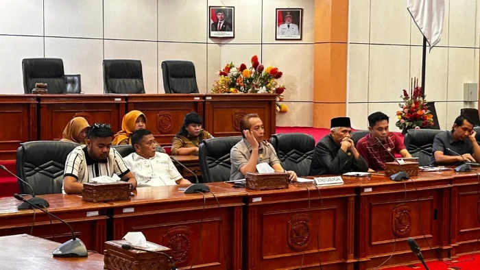 Rapat dengar pendapat antara Komisi B DPRD Bontang dan pelaku usaha THM di kawasan Berbas Pantai dan perwakilan DPMPTSP Bontang, pada Senin (11/5/ 2026). Foto: BorneoFlash/IST