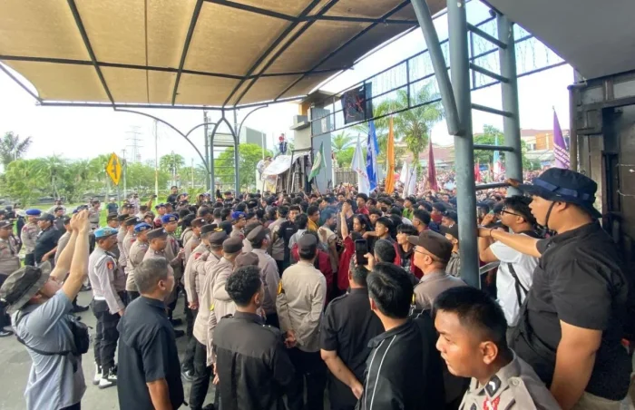 Massa Aksi 214 Jilid II Tembus Area DPRD Kaltim, Tuntut Kepastian Hak Angket