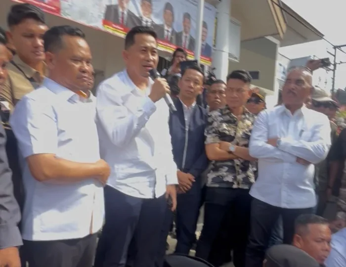 Sales Area Manager Kalimantan Timur dan Utara Pertamina Patra Niaga, Narotama Aulia Fazri Bersama Anggota DPRD Kota Balikpapan saat menemui puluhan mahasiswa dan sopir truk di Halaman Kantor DPRD Kota Balikpapan, pada Senin (4/5/2026). Foto: BorneoFlash/Niken Sulastri
