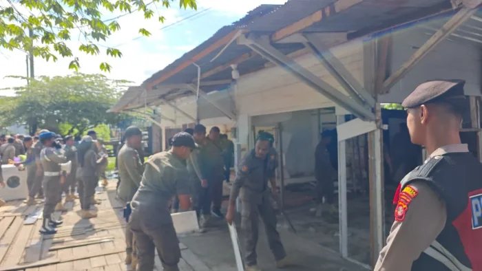 Satpol PP Samarinda Melakukan Penertiba terhadap Lima Tempat Usaha Semi Permanen di Jalan Kapten Soedjono, RT 12, Kelurahan Sungai Kapih, Kecamatan Sambutan, pada Selasa (12/5/2026). Foto: BorneoFlash/Nur Ainunnisa
