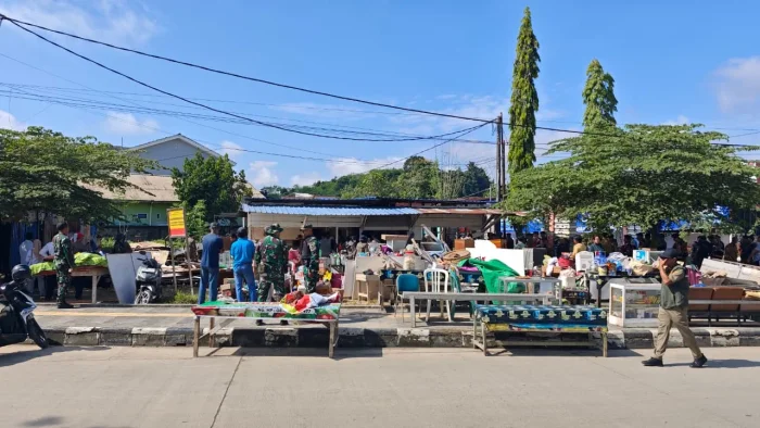 Satpol PP Samarinda Melakukan Penertiba terhadap Lima Tempat Usaha Semi Permanen di Jalan Kapten Soedjono, RT 12, Kelurahan Sungai Kapih, Kecamatan Sambutan, pada Selasa (12/5/2026). Foto: BorneoFlash/Nur Ainunnisa