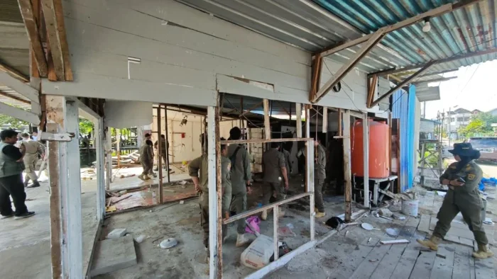 Satpol PP Bongkar Bangunan di Lahan Milik Pemkot Samarinda
