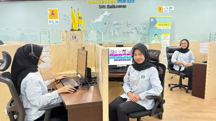 Sebagian pekerja PLN UID Kaltimra berjaga di ruang kontrol untuk memantau sistem kelistrikan, sementara lainnya turun langsung menyisir jaringan listrik di lapangan. Foto: HO/PLN UID Kaltimra