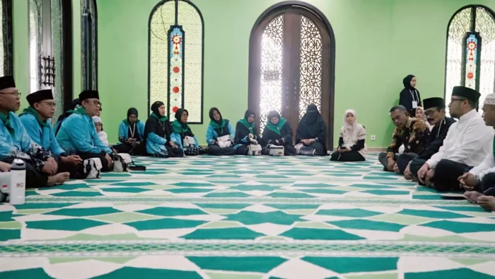 Sebanyak 33 Jemaah Calon Haji asal Kabupaten Paser resmi diberangkatkan menuju Tanah Suci Mekkah. Prosesi pelepasan berlangsung di Halaman Masjid Agung Nurul Falah, Tanah Grogot, pada Jumat (15/5/2026). Foto: BorneoFlash/IST