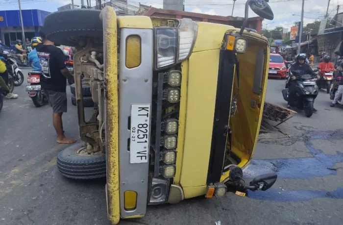 Sebuah truk bermuatan besi terguling di kawasan Terminal Batu Ampar, pada Sabtu (9/5/2026). Foto:BorneoFlash/Ist
