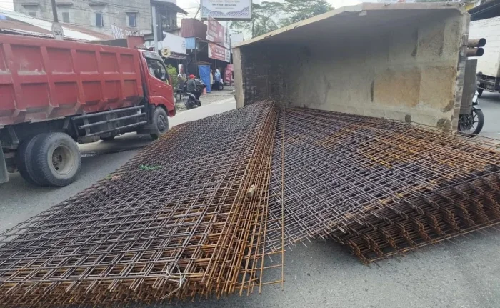 Truk Bermuatan Besi Terguling di Batu Ampar, Arus Lalu Lintas Terhambat