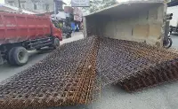 Truk Bermuatan Besi Terguling di Batu Ampar, Arus Lalu Lintas Terhambat