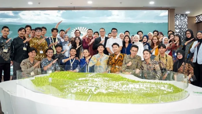 Staf Khusus Kepala Otorita IKN Bidang Komunikasi Publik sekaligus Juru Bicara, Troy Pantouw dalam kegiatan IKN Youth Forum bersama komunitas Gen Smart Indonesia di Kantor Perwakilan Otorita IKN Jakarta, pada Kamis (30/4/2026). Foto: HO/Humas Otorita IKN