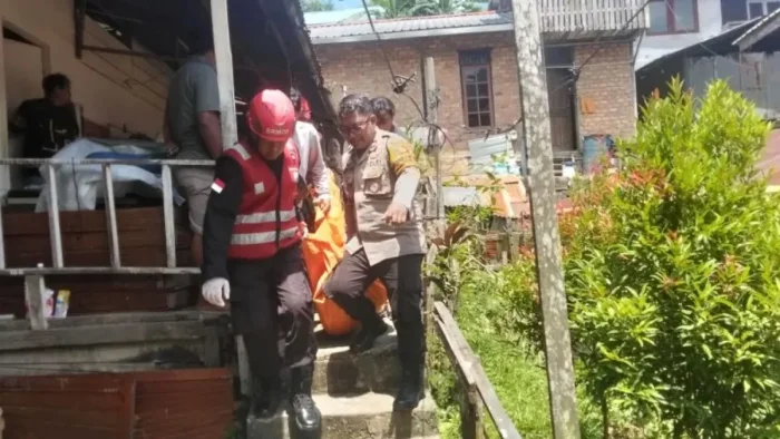 Tim Respons Bencana Brimob Polda Kaltim Bantu Evakuasi Korban Gantung Diri