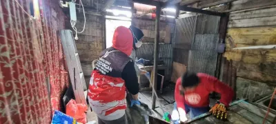Rumah Reyot Tanpa Listrik Jadi Tempat Tiga Bersaudara Merawat Ibu Stroke