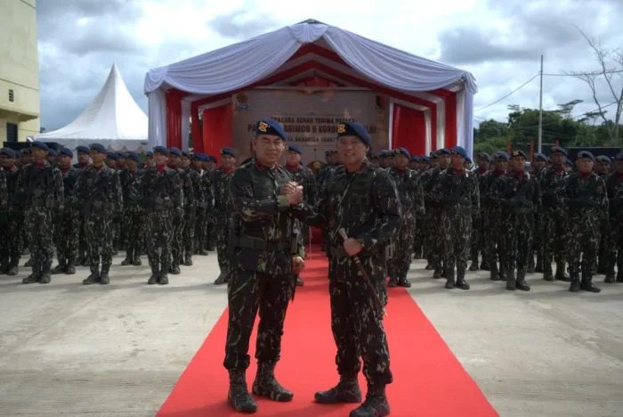 Upacara pisah sambut dan serah terima Pataka Komandan Pasukan Brimob II di Mako Pasukan Brimob II Jonggon, Kabupaten Kukar, Kalimantan Timur, pada Rabu (20/5/2026). Foto: BorneoFlash/IST