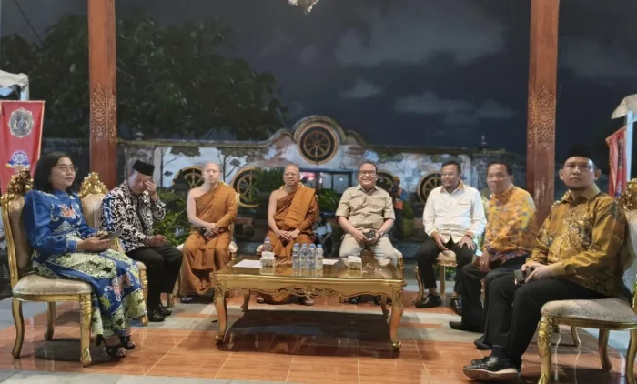 Wakil Wali Kota Balikpapan, Bagus Susetyo, dalam perayaan Gemasanti Tri Suci Waisak 2570 TB/2026 yang berlangsung khidmat di Mahavihara Buddhamanggala Balikpapan, pada Minggu (31/5/2026) malam. Foto: BorneoFlash/Niken Sulastri