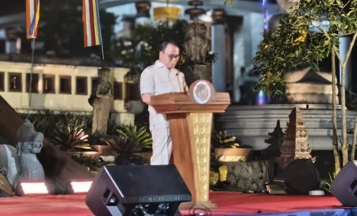 Wakil Wali Kota Balikpapan, Bagus Susetyo, dalam perayaan Gemasanti Tri Suci Waisak 2570 TB/2026 yang berlangsung khidmat di Mahavihara Buddhamanggala Balikpapan, pada Minggu (31/5/2026) malam. Foto: BorneoFlash/Niken Sulastri