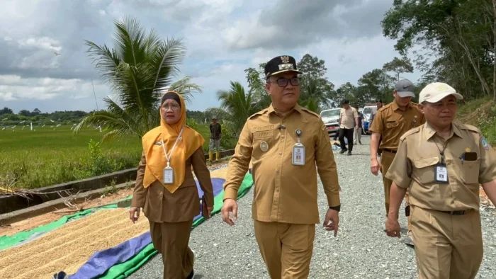 Wakil Wali Kota Balikpapan, Bagus Susetyo, saat meninjau area persawahan bersama Organisasi Perangkat Daerah (OPD) terkait, pada Selasa (19/5/2026). Foto: BorneoFlash/Niken Sulastri