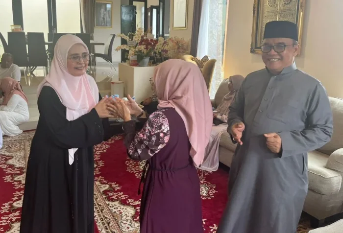 Wakil Wali Kota Balikpapan, H. Bagus Susetyo, didampingi istri Hj. Siti Kotijah menyambut kedatangan tamu, pada momentum Hari Raya Iduladha 1447 Hijriah di Rumah Jabatan Wakil Wali Kota Balikpapan, pada Rabu (27/5/2026). Foto: BorneoFlash/Niken Sulastri
