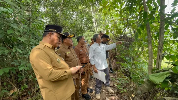 Wakil Wali Kota Balikpapan, H. Bagus Susetyo, saat meninjau lahan yang berada di Kelurahan Lamaru, Kecamatan Balikpapan Timur, pada Selasa (19/5/2026). Foto: BorneoFlash/Niken Sulastri