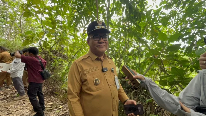 Wakil Wali Kota Balikpapan, H. Bagus Susetyo, saat meninjau lahan yang berada di Kelurahan Lamaru, Kecamatan Balikpapan Timur, pada Selasa (19/5/2026). Foto: BorneoFlash/Niken Sulastri