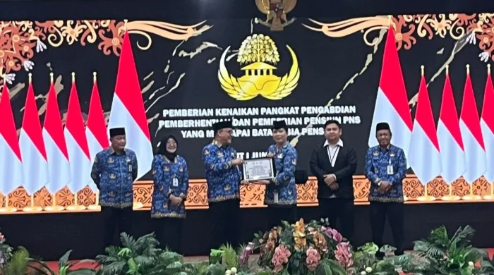Wakil Wali Kota Balikpapan H. Bagus Susetyo saat menyerahkan tali asih kepada ASN Purna Tugas, di Auditorium Balai Kota, pada Senin (18/5/2026). Foto: BorneoFlash/Niken Sulastri