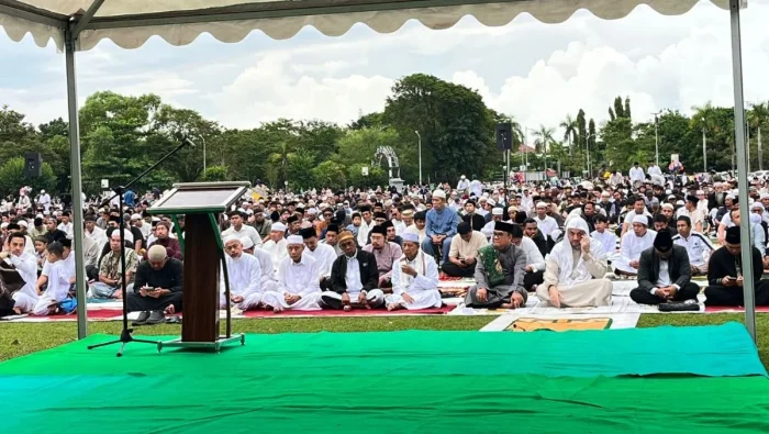 Wakil Wali Kota Balikpapan, H. Bagus Susetyo, Bersama Ribuan jemaah melaksanakan Salat Iduladha 1447 Hijriah di Lapangan Merdeka Balikpapan, pada Rabu (27/5/2026). Foto: BorneoFlash/Niken Sulastri