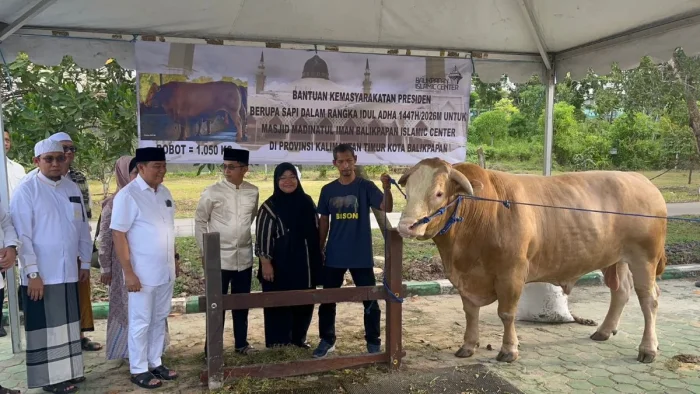 Wali Kota Balikpapan H. Rahmad Mas’ud kepada Ketua Harian Badan Pengelola Balikpapan Islamic Center, M. Yusri Ramli, di Halaman Masjid Madinatul Iman Balikpapan Islamic Center, pada Rabu (27/5/2026). Foto: BorneoFlash/Niken Sulastri