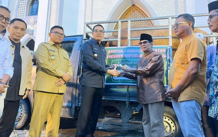 Wali Kota Samarinda Andi Harun menyerahkan secara simbolis sapi kurban bantuan Presiden Republik Indonesia di Masjid Raya Darussalam, Samarinda, pada Selasa (26/5/2026) sore. Foto: BorneoFlash/Nur Ainunnisa