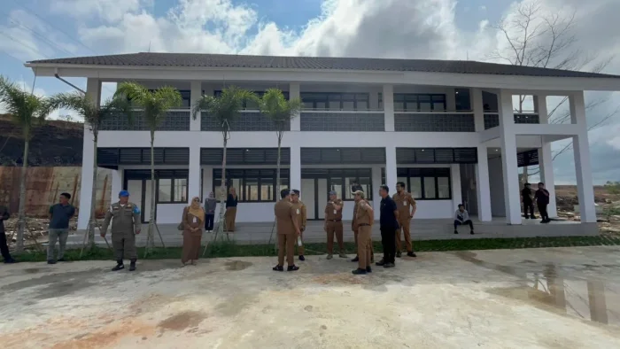 Wakil Wali Kota Balikpapan, H. Bagus Susetyo didampingi Asisten II,  Kepala Dinas Pendidikan dan perwakilan OPD terkait, meninjau SDN 022 Balikpapan Timur di kawasan Perumahan Bukit Batakan Permai 3, Kelurahan Manggar, Kecamatan Balikpapan Timur, pada Selasa (19/5/2026). Foto: BorneoFlash/Niken Sulastri