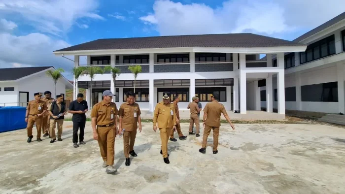 Wakil Wali Kota Balikpapan, H. Bagus Susetyo didampingi Asisten II,  Kepala Dinas Pendidikan dan perwakilan OPD terkait, meninjau SDN 022 Balikpapan Timur di kawasan Perumahan Bukit Batakan Permai 3, Kelurahan Manggar, Kecamatan Balikpapan Timur, pada Selasa (19/5/2026). Foto: BorneoFlash/Niken Sulastri