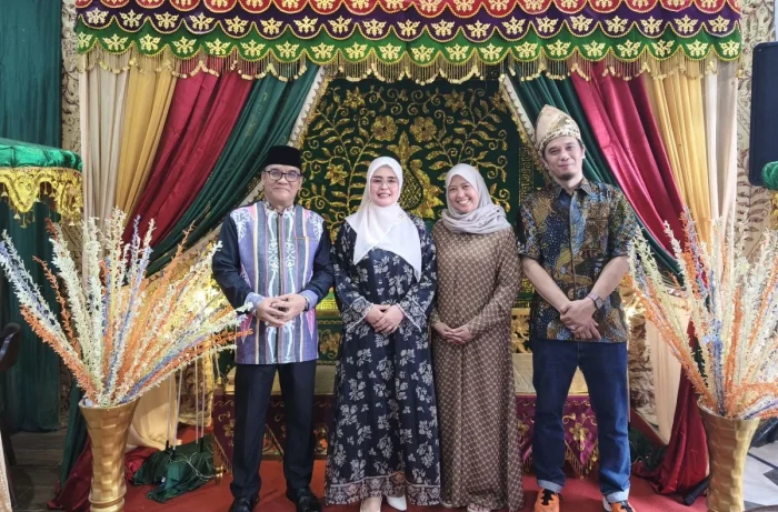 Wakil Wali Kota Balikpapan H. Bagus Susetyo bersama istri, Hj. Siti Kotijah, pada pembukaan cabang baru Waroeng Banjar di Jalan MT Haryono, Kelurahan Gunung Bahagia, Kecamatan Balikpapan Selatan. Foto: BorneoFlash/Niken Sulastri