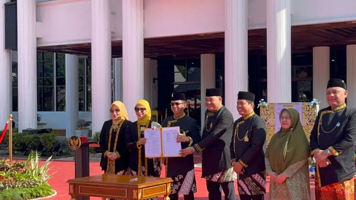 Penandatanganan komitmen bersama Satgas Sistem Penerimaan Murid Baru bebas praktik KKN. Foto: BorneoFlash/Niken Sulastri
