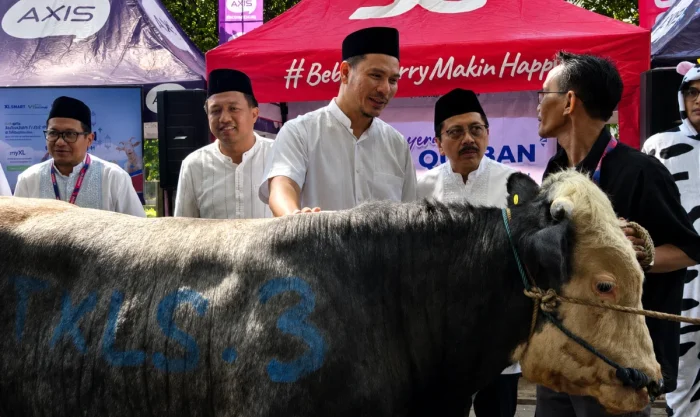Ketua Umum MTXLSMART, Feby Sallyanto; Direktur &amp; Chief People Officer XLSMART, Jeremiah Ratadhi; Direktur &amp; Chief Strategy &amp; Home Business Officer XLSMART, Feiruz Ikhwan Bin Abdul Malek; Direktur &amp; Chief Regulatory Officer XLSMART, Merza Fachys, bersama Duta Qurban XLSMART, dalam sesi penyerahan qurban secara simbolis di Kantor XLSMART Jalan Rasuna Said, Jakarta Selatan, pada Selasa (26/5/2026). Foto: HO/XLSMART