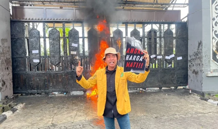Aksi unjuk rasa di depan Kantor DPRD Kalimantan Timur, Samarinda, pada Rabu (10/6/2026). Foto: BorneoFlash/Nur Ainunnisa