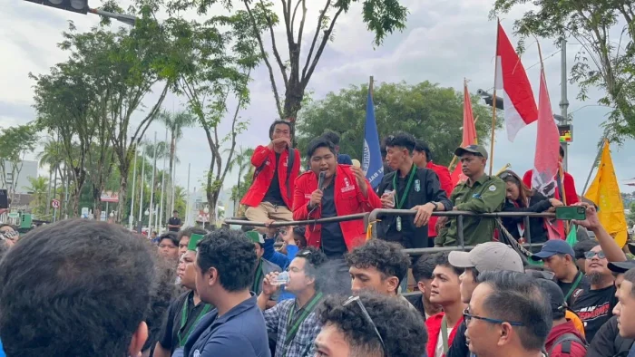 Aliansi Balikpapan Bergerak menyampaikan lima tuntutan dalam aksi penyampaian aspirasi yang digelar di depan Kantor DPRD Balikpapan, pada Senin (15/6/2026). Foto: BorneoFlash/Niken Sulastri