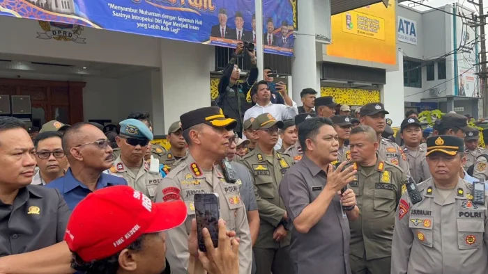 Asisten Bidang Pemerintahan Sekretariat Daerah Kota Balikpapan, Zulkifli, saat menemui Aliansi Balikpapan Bergerak di depan Kantor DPRD Balikpapan, pada Senin (15/6/2026). Foto: BorneoFlash/Niken Sulastri