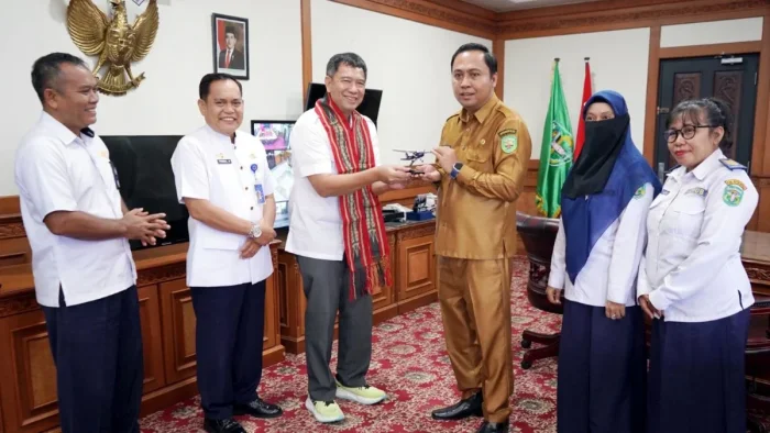 Bupati Frederick Edwin menerima kunjungan kerja Perwakilan PT Proflight Indonesia yang dipimpin Capt. Juliawan K di Ruang Kerjanya, Kantor Bupati Kubar, di Barong Tongkok, pada Kamis (21/5/2026). Foto: HO/Diskominfo Kubar