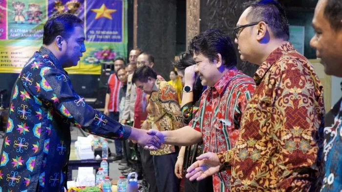 Bupati Kutai Barat, Frederick Edwin menghadiri penutupan Festival Sempekat Harmoni Budaya Kubar yang berlangsung di Taman Budaya Sendawar, pada Sabtu (6/6/2026). Foto: HO/Diskominfo Kubar